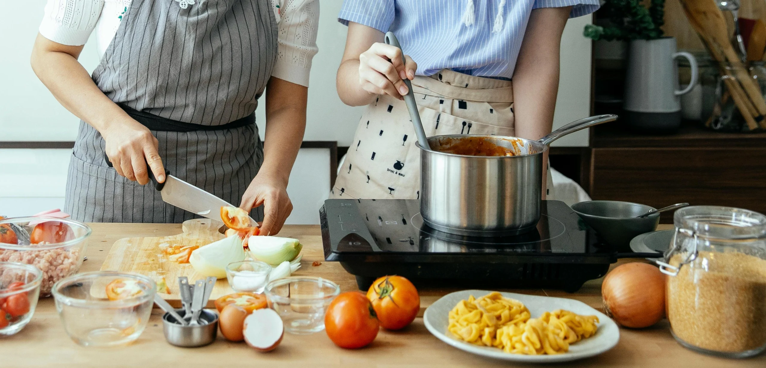 avoiding-vegetable-stir-in-mistakes-by-preparing-pasta-and-vegetables-with-better-timing-scaled 8 Vegetable Stir-In Mistakes That Can Ruin Simple Pasta Meals