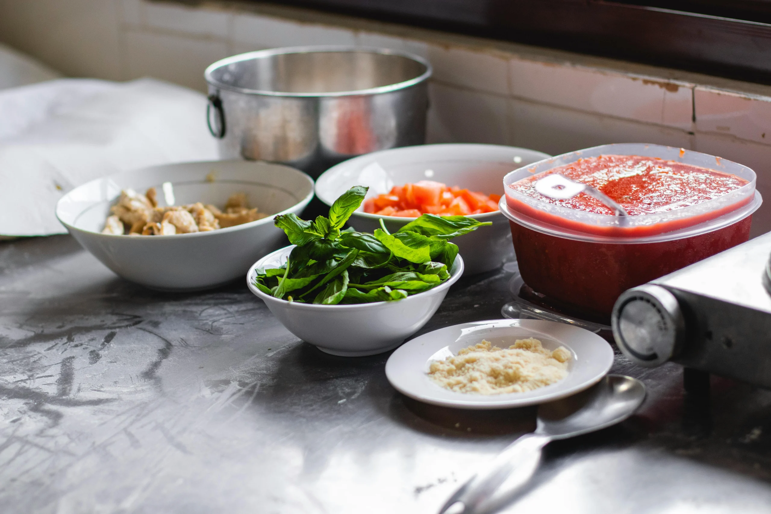 cooking-tips-for-grain-bowls-include-fresh-finishing-herbs-and-balanced-sauce-scaled 8 Cooking Tips That Can Help Grain Bowls Taste More Balanced