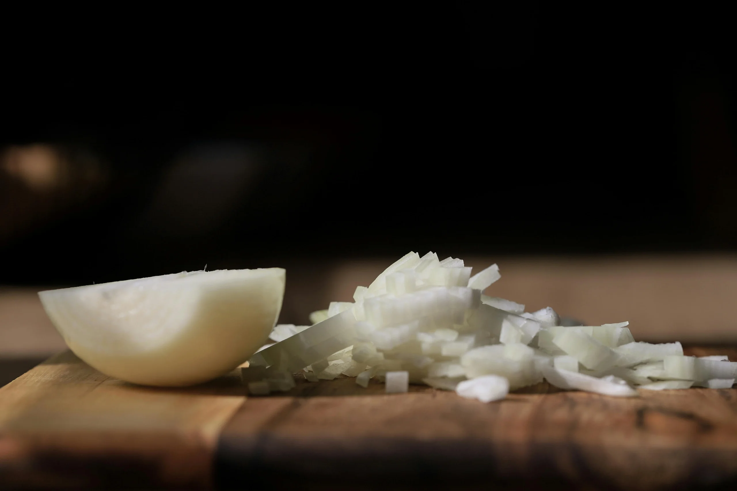 food-facts-about-onions-include-how-cutting-style-changes-cooking-behavior-scaled 7 Food Facts About Onions That Many Home Cooks Misunderstand