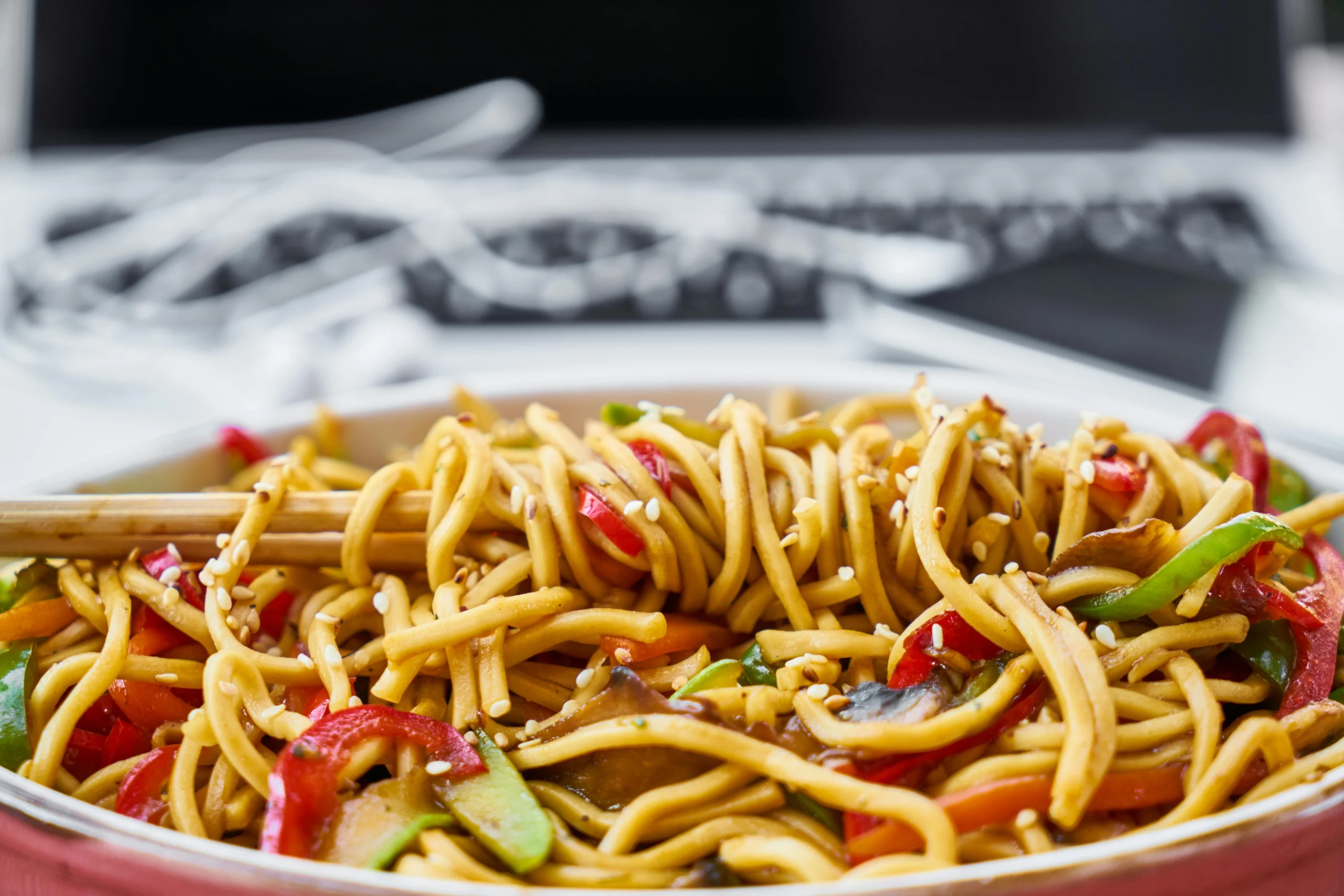 vegetable-stir-in-mistakes-can-be-reduced-with-better-finishing-and-balanced-pasta-texture-scaled 8 Vegetable Stir-In Mistakes That Can Ruin Simple Pasta Meals