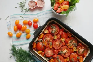 food-facts-about-tomatoes-include-their-moisture-and-fresh-texture-in-simple-meals-300x200 7 Food Facts About Tomatoes That Many Home Cooks Misunderstand