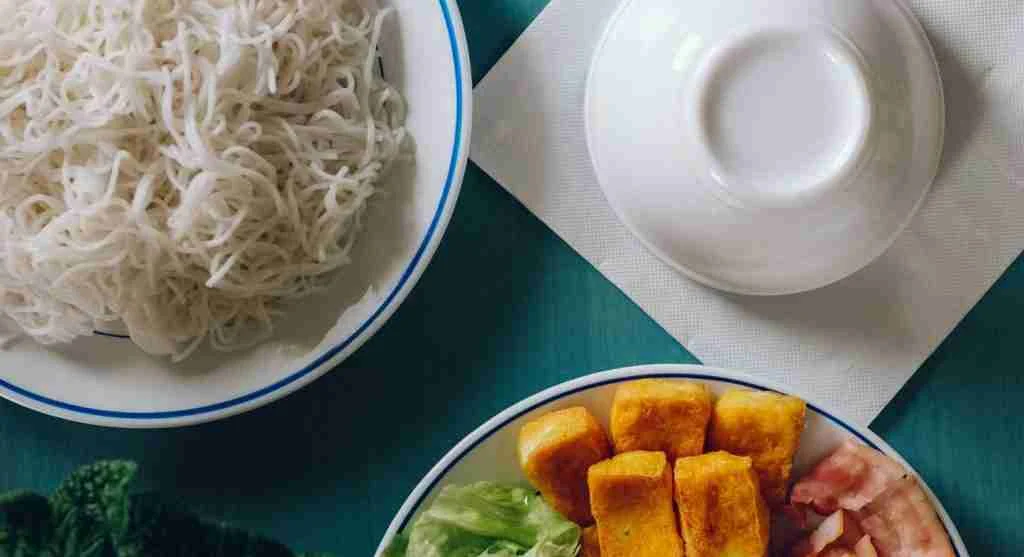 How to build a cold noodle bowl with vegetables herbs and light sauce