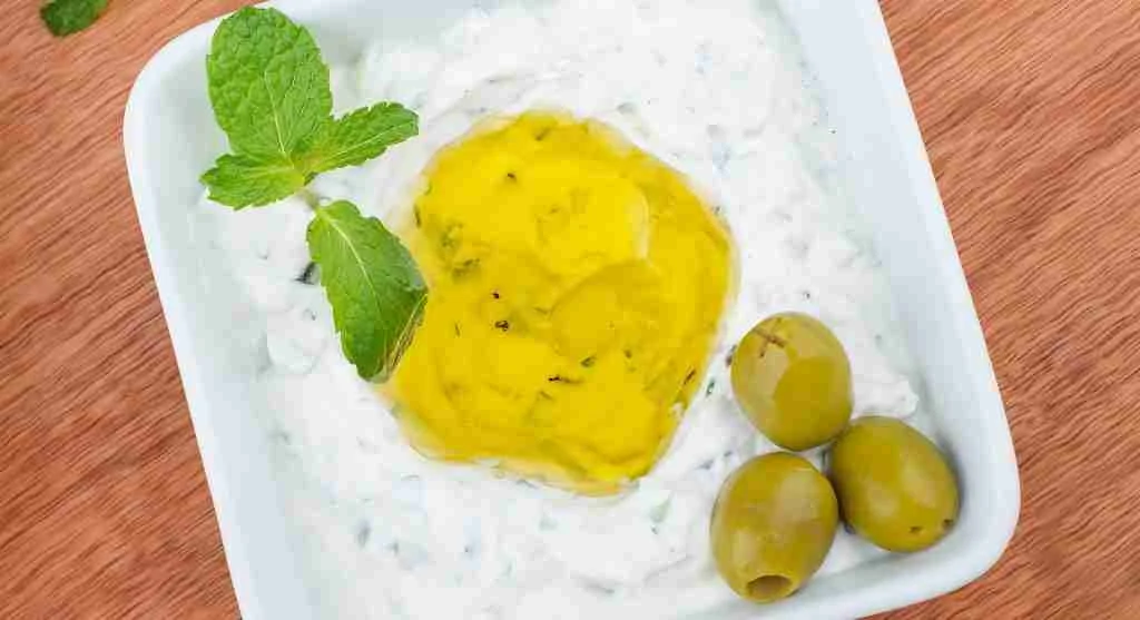 How to make yogurt sauce for everyday meals using plain yogurt and fresh ingredients